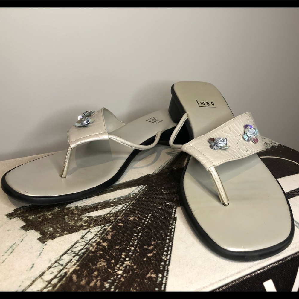 Super cute grey/silver sandals w/floral design
